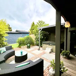 cozy-chalet-with-sauna-jacuzzi-and-yard-near-amsterdam.zandvoort-hotels.com/